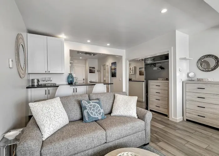 Ocean Views! Steps From Victoria Beach, Lux Design
